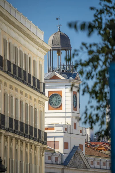 Часы Площади Пуэрта Дель Соль Мадриде Солнечный Летний День Голубым — стоковое фото