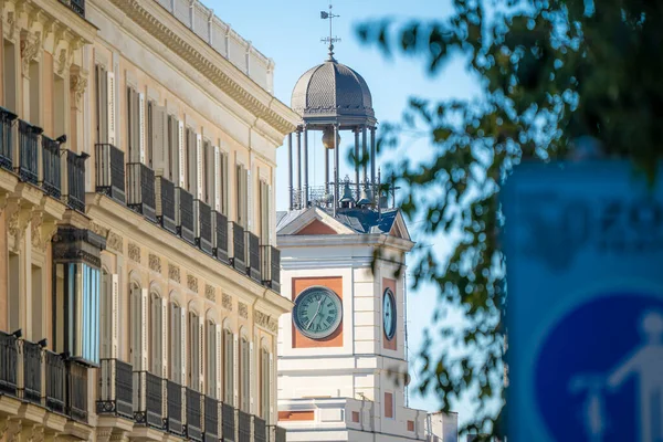 Годинник Площі Пуерта Дель Сол Мадриді Сонячний Літній День Блакитним — стокове фото