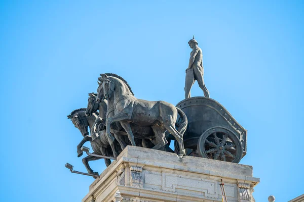 Estátuas Carros Com Quatro Cavalos Nos Telhados Gran Cidade Madrid — Fotografia de Stock