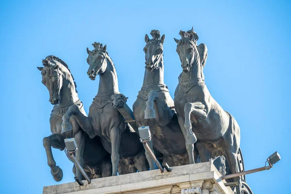 Estátuas Carros Com Quatro Cavalos Nos Telhados Gran Cidade Madrid — Fotografia de Stock