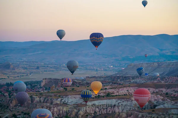 Set Van Kleurrijke Ballonnen Vliegen Goreme Stad Cappadocië Tijdens Zonsondergang — Stockfoto