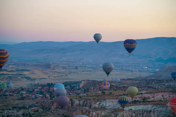 Conjunto Globos Colores Que Vuelan Sobre Ciudad Goreme Capadocia Durante —  Fotos de Stock