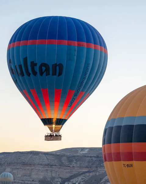 Balloons Burning Fuel Fly City Goreme Sightseeing Tourists Sunny Summer — Stok fotoğraf