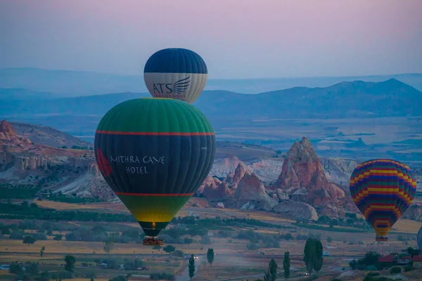 Conjunto Globos Colores Que Vuelan Sobre Ciudad Goreme Capadocia Durante —  Fotos de Stock