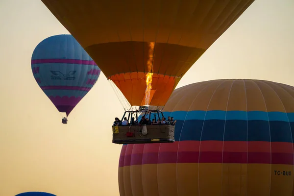 Balony Spalające Paliwo Przelatujące Nad Miastem Goreme Zwiedzającymi Turystami Słoneczny — Zdjęcie stockowe