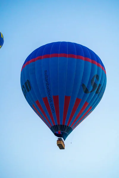 Kleurrijke Ballon Vliegen Een Heldere Blauwe Lucht Tijdens Een Zonsondergang — Stockfoto