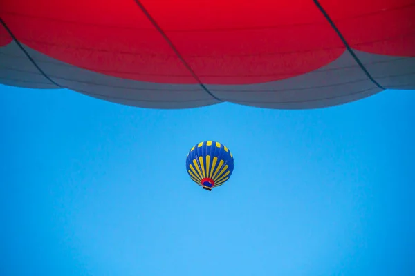 Kleurrijke Ballon Vliegen Een Heldere Blauwe Lucht Tijdens Een Zonsondergang — Stockfoto