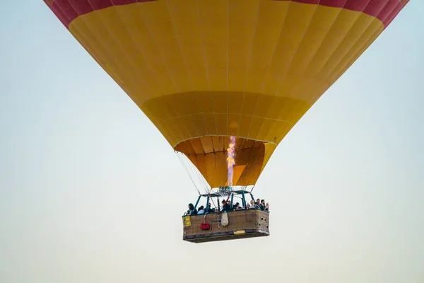 Ballonnen Die Brandstof Verbranden Terwijl Stad Goreme Vliegen Met Toeristen — Stockfoto