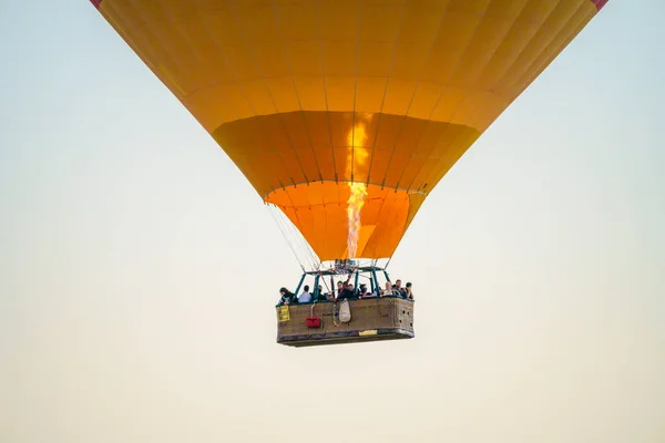 Воздушные Шары Сжигающие Топливо Летят Над Горемом Туристами Время Солнечного — стоковое фото