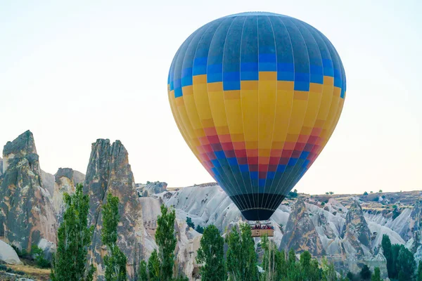 Balão Colorido Voando Sobre Céu Azul Claro Com Uma Cesta — Fotografia de Stock