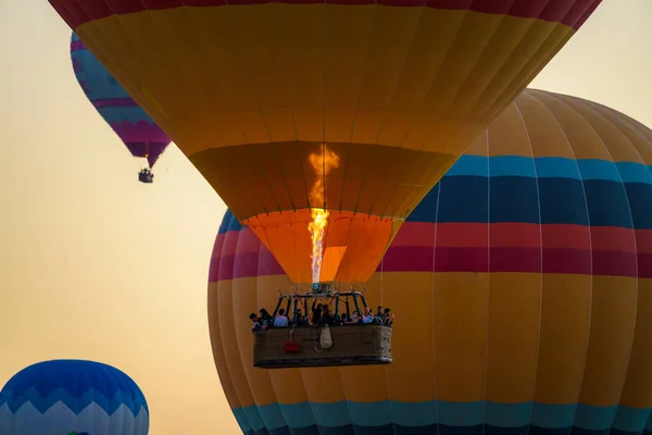 Balloons Burning Fuel Fly City Goreme Sightseeing Tourists Sunny Summer — Photo