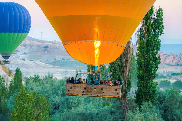 Globos Quemando Combustible Mientras Vuelan Sobre Ciudad Goreme Con Turistas —  Fotos de Stock