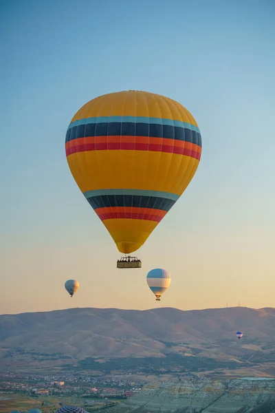 Set Van Kleurrijke Ballonnen Vliegen Goreme Stad Cappadocië Tijdens Zonsondergang — Stockfoto