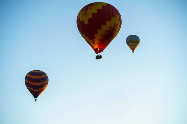 Balony Spalające Paliwo Przelatujące Nad Miastem Goreme Zwiedzającymi Turystami Słoneczny — Zdjęcie stockowe