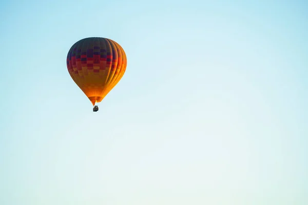 Balony Spalające Paliwo Przelatujące Nad Miastem Goreme Zwiedzającymi Turystami Słoneczny — Zdjęcie stockowe