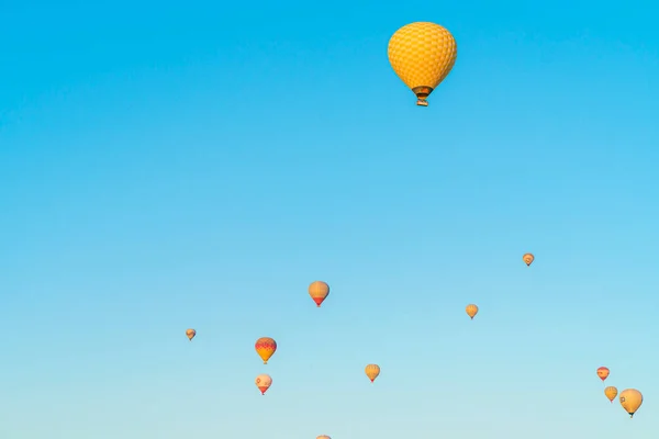 Zestaw Kolorowych Balonów Przelatujących Nad Miastem Goreme Kapadocji Podczas Zachodu — Zdjęcie stockowe