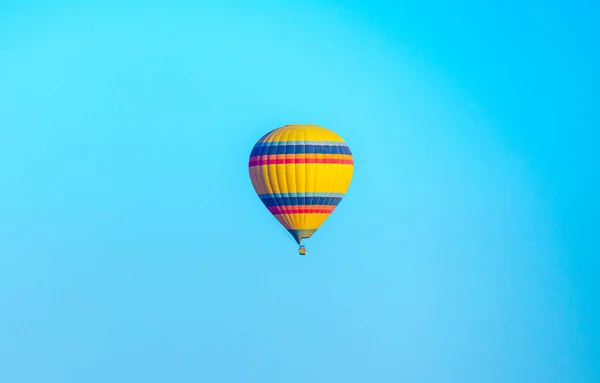 Πολύχρωμο Μπαλόνι Που Πετά Πάνω Από Έναν Καταγάλανο Ουρανό Κατά — Φωτογραφία Αρχείου