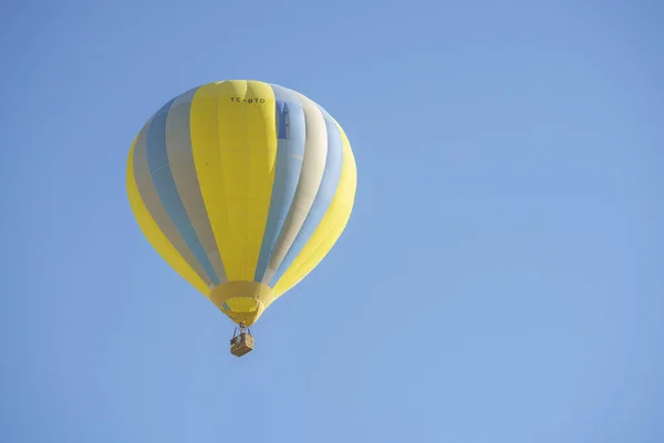 Balon Galben Albastru Coș Mic Care Zboară Peste Cappadocia Timpul — Fotografie, imagine de stoc