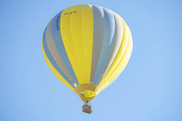 Żółty Niebieski Balon Małym Koszyczkiem Przelatującym Nad Kapadocją Słoneczny Dzień — Zdjęcie stockowe