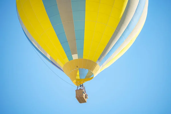 Kolorowy Balon Przelatujący Nad Przezroczystym Niebieskim Niebem Koszykiem Przewozu Pasażerów — Zdjęcie stockowe