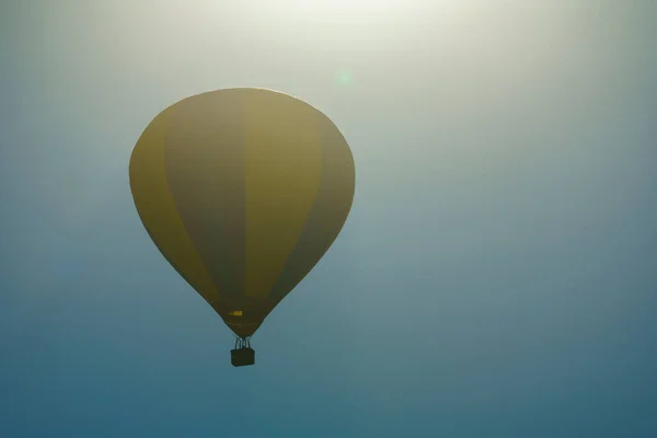 Πολύχρωμο Μπαλόνι Που Πετά Πάνω Από Την Καππαδοκία Τις Ακτίνες — Φωτογραφία Αρχείου