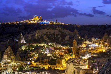 Türkiye 'nin Goreme kentinin gece fotoğrafçılığı, yapay aydınlatma ve mavi ve mor gökyüzü