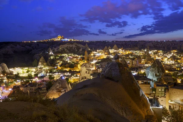 Türkiye 'nin Goreme kentinin gece fotoğrafçılığı, yapay aydınlatma ve mavi ve mor gökyüzü