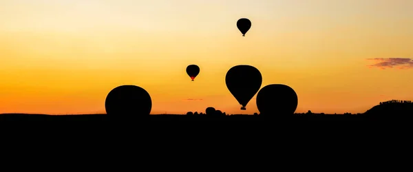 Tiro Panorâmico Vários Balões Retroiluminados Voando Durante Pôr Sol — Fotografia de Stock