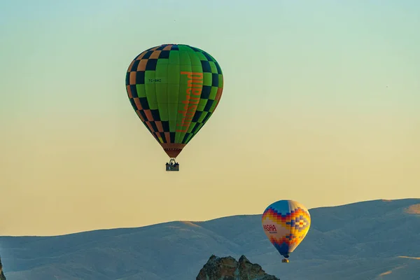 Kleurrijke Ballon Vliegen Een Heldere Blauwe Hemel Met Een Mand — Stockfoto