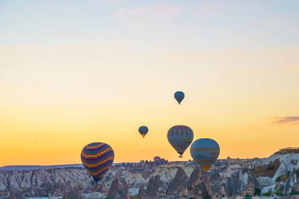 Set Van Kleurrijke Ballonnen Vliegen Goreme Stad Cappadocië Tijdens Zonsondergang — Stockfoto