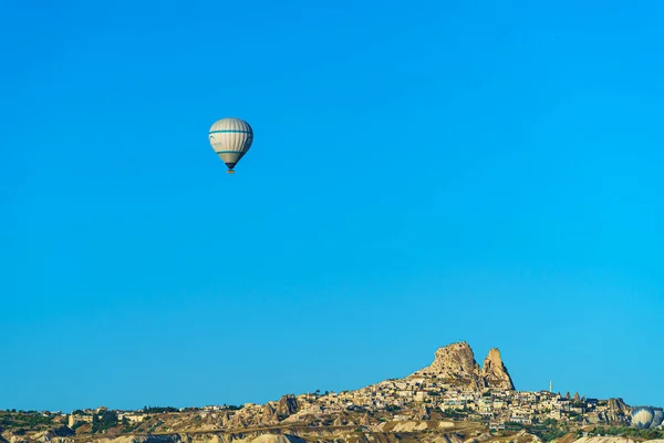 Globo Colorido Volando Sobre Cielo Azul Claro Durante Una Puesta —  Fotos de Stock