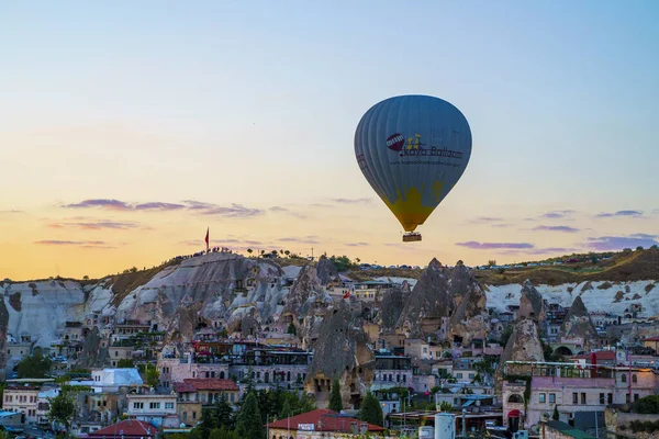 Globo Colorido Volando Sobre Cielo Azul Claro Con Una Cesta —  Fotos de Stock