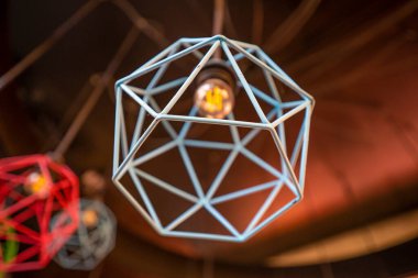 Tavanda asılı renkli lambalar, kopyalama alanı, duvar resmi, arkaplan