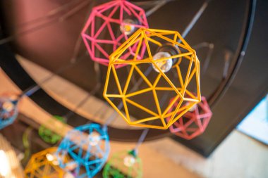 Tavanda asılı renkli lambalar, kopyalama alanı, duvar resmi, arkaplan