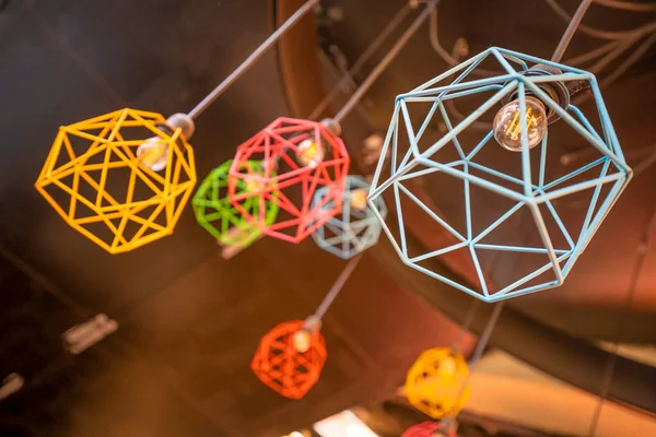 Tavanda asılı renkli lambalar, kopyalama alanı, duvar resmi, arkaplan