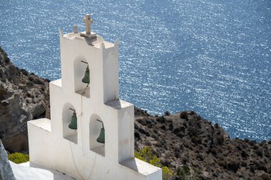 Güneşli bir yaz gününde çatısı ve çanları olan beyaz renkli Yunan Ortodoks Kilisesi