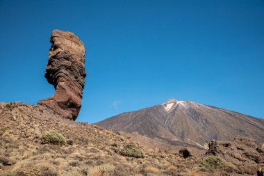 Tenerife 'de güneşli ve açık bir yaz gününde Los Roques de Garcia' nın kaya oluşumları