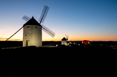 Toledo eyaletindeki Consuegra yel değirmenleri açık bir yaz günüyle gün batımında