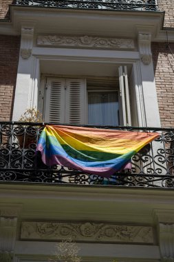 Madrid 'in Chueca semtinin sokakları LGBTİ vesilesiyle gökkuşağı bayraklarıyla süslenir ve güneşli bir yaz gününde eşcinsellerin gurur haftası yaşanır.