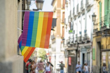 Madrid 'in Chueca semtinin sokakları LGBTİ vesilesiyle gökkuşağı bayraklarıyla süslenir ve güneşli bir yaz gününde eşcinsellerin gurur haftası yaşanır.