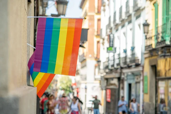 Madrid 'in Chueca semtinin sokakları LGBTİ vesilesiyle gökkuşağı bayraklarıyla süslenir ve güneşli bir yaz gününde eşcinsellerin gurur haftası yaşanır.
