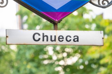 Madrid 'deki Chueca metro durağında, renkli gay gurur bayrağı serisi