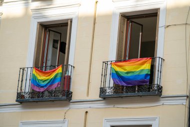 Madrid 'in Chueca semtinin sokakları LGBTİ vesilesiyle gökkuşağı bayraklarıyla süslenir ve güneşli bir yaz gününde eşcinsellerin gurur haftası yaşanır.