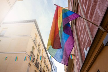 Madrid 'in Chueca semtinin sokakları LGBTİ vesilesiyle gökkuşağı bayraklarıyla süslenir ve güneşli bir yaz gününde eşcinsellerin gurur haftası yaşanır.