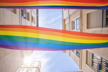 Madrid 'in Chueca semtinin sokakları LGBTİ vesilesiyle gökkuşağı bayraklarıyla süslenir ve güneşli bir yaz gününde eşcinsellerin gurur haftası yaşanır.