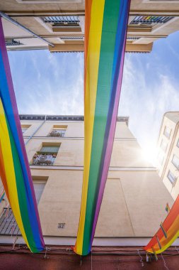 Madrid 'in Chueca semtinin sokakları LGBTİ vesilesiyle gökkuşağı bayraklarıyla süslenir ve güneşli bir yaz gününde eşcinsellerin gurur haftası yaşanır.
