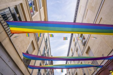 Madrid 'in Chueca semtinin sokakları LGBTİ vesilesiyle gökkuşağı bayraklarıyla süslenir ve güneşli bir yaz gününde eşcinsellerin gurur haftası yaşanır.