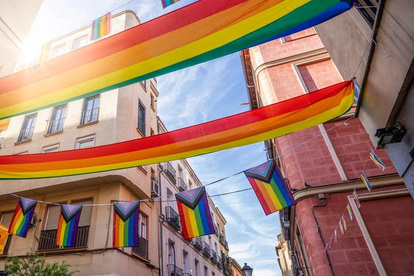 Calles Del Barrio Madrileño Chueca Adornadas Con Banderas Arcoíris Con — Foto de Stock