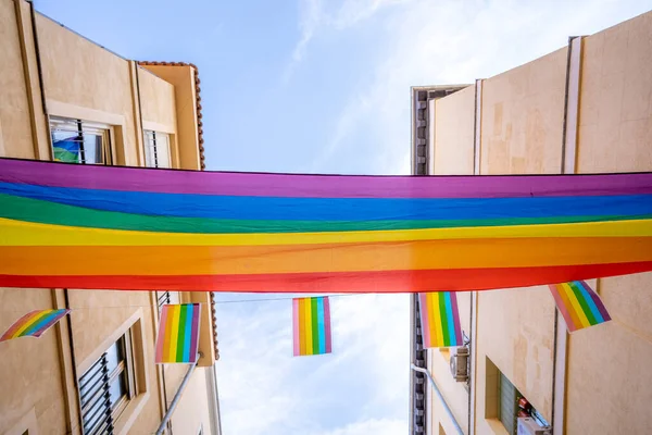 Madrid 'in Chueca semtinin sokakları LGBTİ vesilesiyle gökkuşağı bayraklarıyla süslenir ve güneşli bir yaz gününde eşcinsellerin gurur haftası yaşanır.