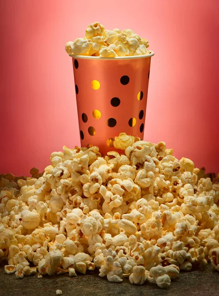 Pełny Różowy Kubek Papierowy Złotymi Kropkami Dużej Kupie Popcornu Marmurowym — Zdjęcie stockowe